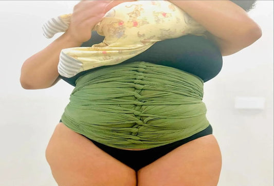 Belly Binding After Delivery: Ancient Tradition or Modern Must-Have? In many Indian homes, belly binding after delivery isn’t new.